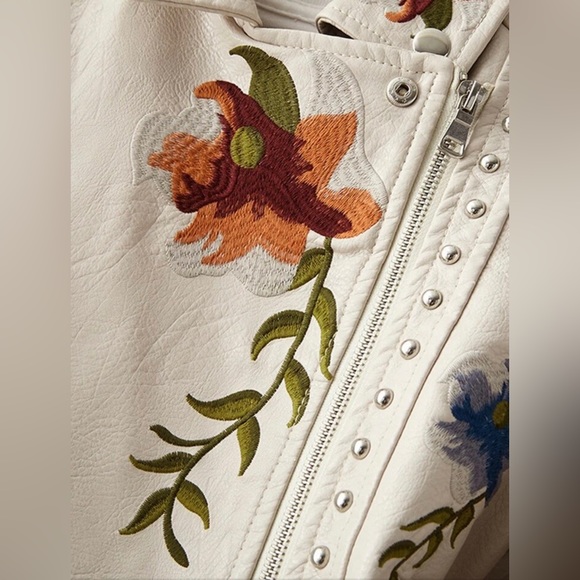Jacket Embroidery detail studded, Front zipper. Boho Cream M/L Vegan Leather - Picture 5 of 13